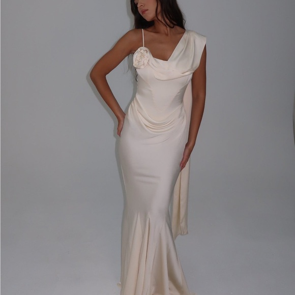 LEAU bridal gown - Picture 3 of 5